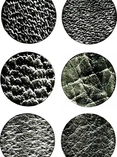 Seis muestras de flor de cuero fotografiadas de muy cerca, en blanco y negro